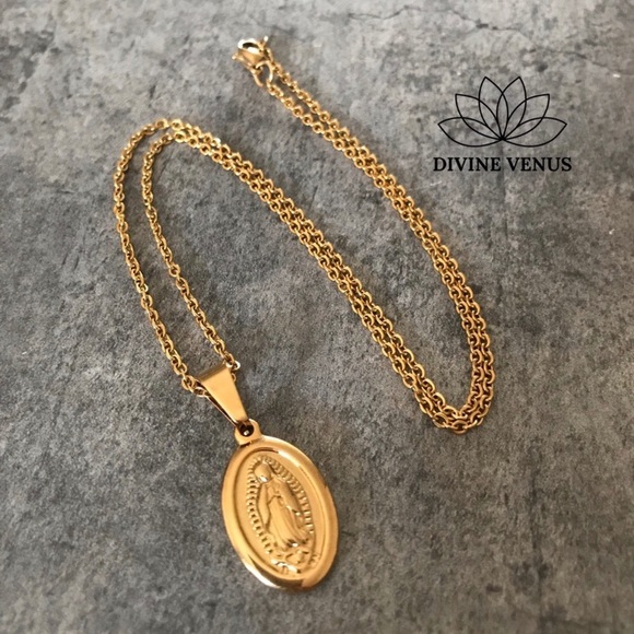 Virgin Mary Oval Pendant Necklace - Picture 3 of 8